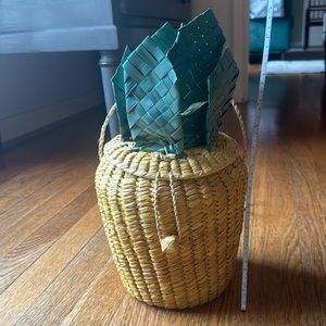 Straw pineapple purse